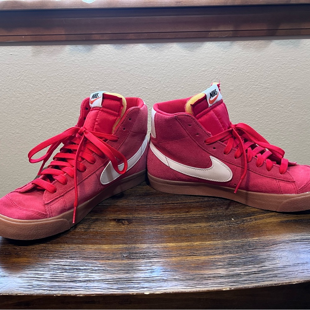 9.5 Red Nike shoes